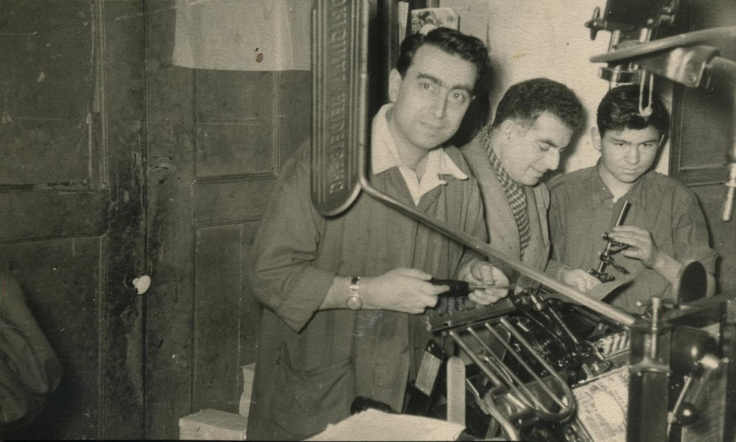 Asadur Saraf, Jirayr Meneşyan ve çırak Necmi, Heidelberg makinesinde, 1955
